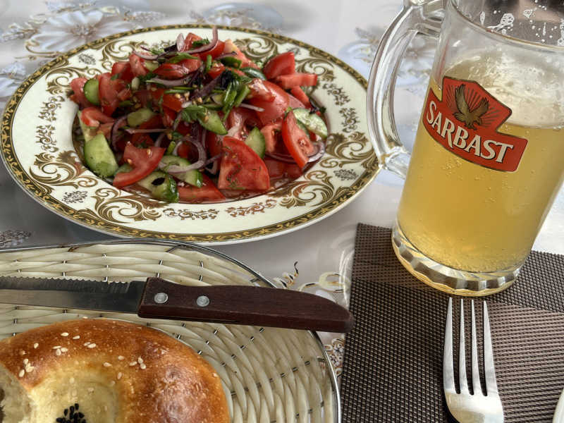 生ビール、トマトのサラダ