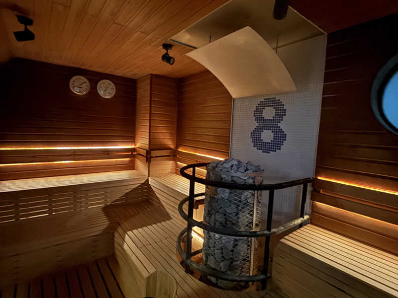 サウナベット 施設特徴｜フィンランド式の広々サウナ室、オーバーヘッドシャワー