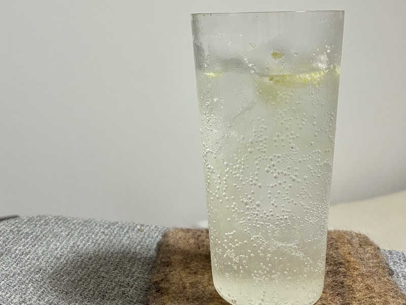 風の森の炭酸割り。レモンピールを添えて