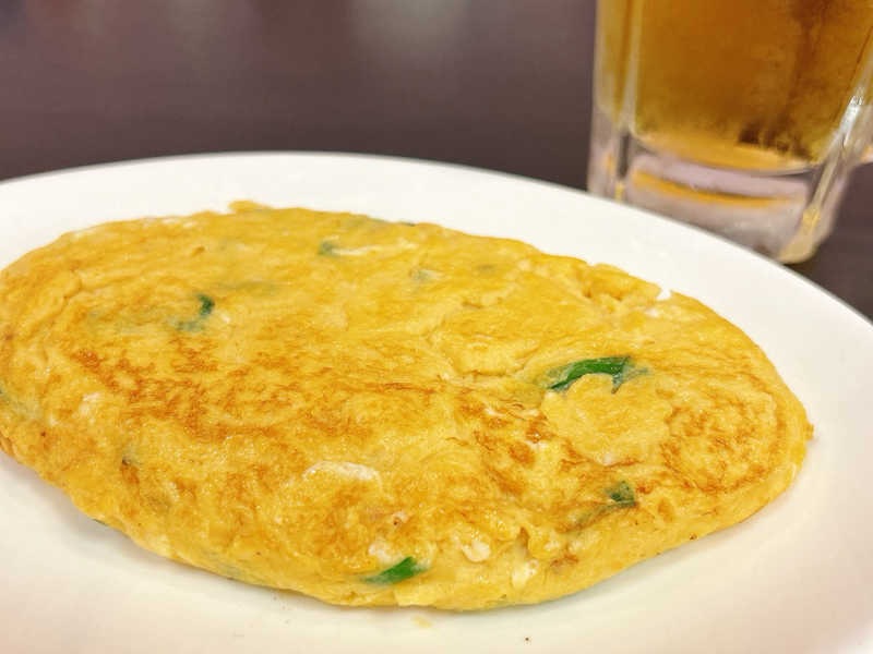 中ジョッキとニラ玉